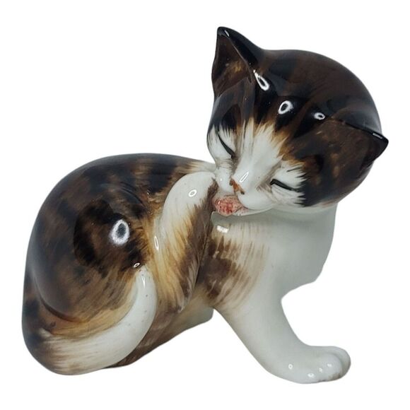 Royal Doulton China Kitten Cleaning Rear Paw Figurine Tabby Cat 2580 - Picture 6 of 9